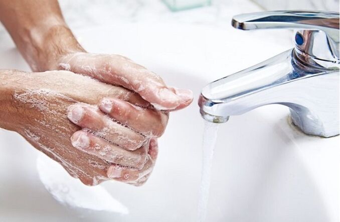 mycie rąk, aby zapobiec inwazji pasożytów