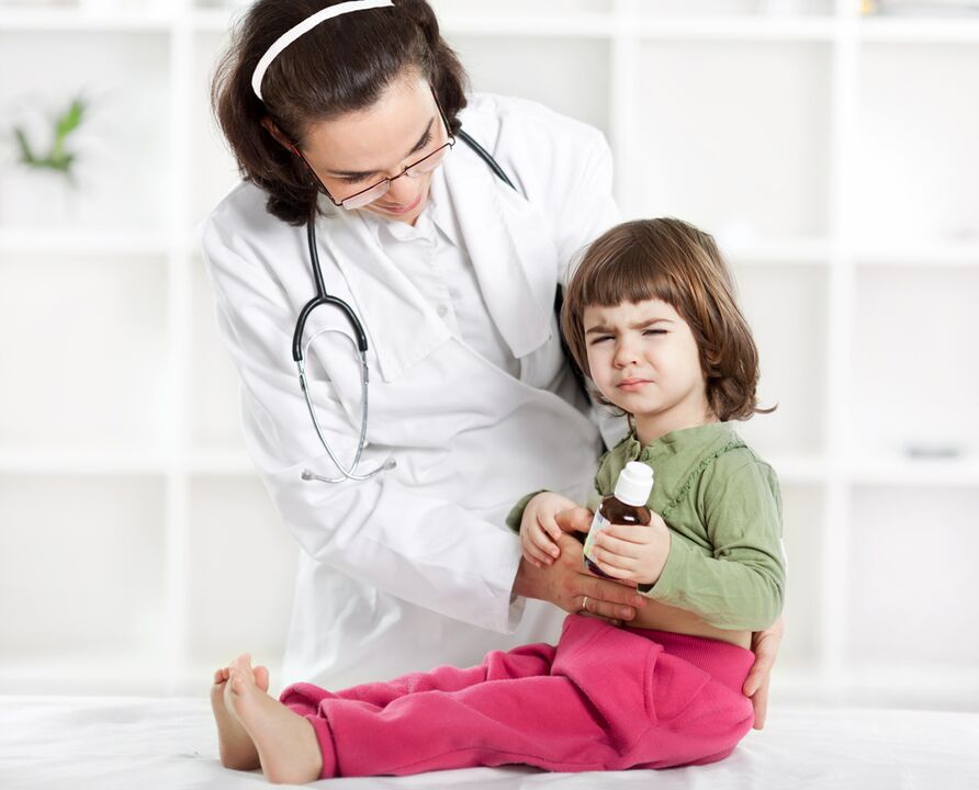 lekarz bada dziecko pod kątem objawów robaków