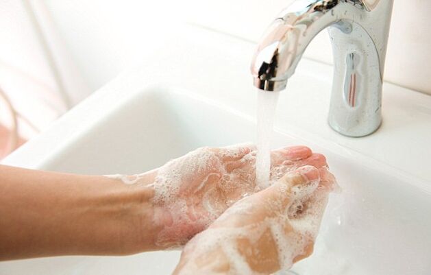 mycie rąk, aby zapobiec infekcji robakami